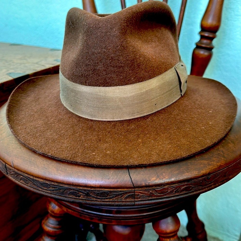 Vintage brown fedora hat.  Size Small 🖤🕵️‍♀️🌹.